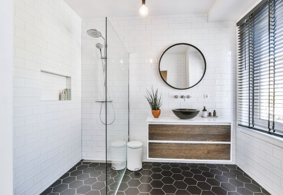modern bathroom with no dlutter